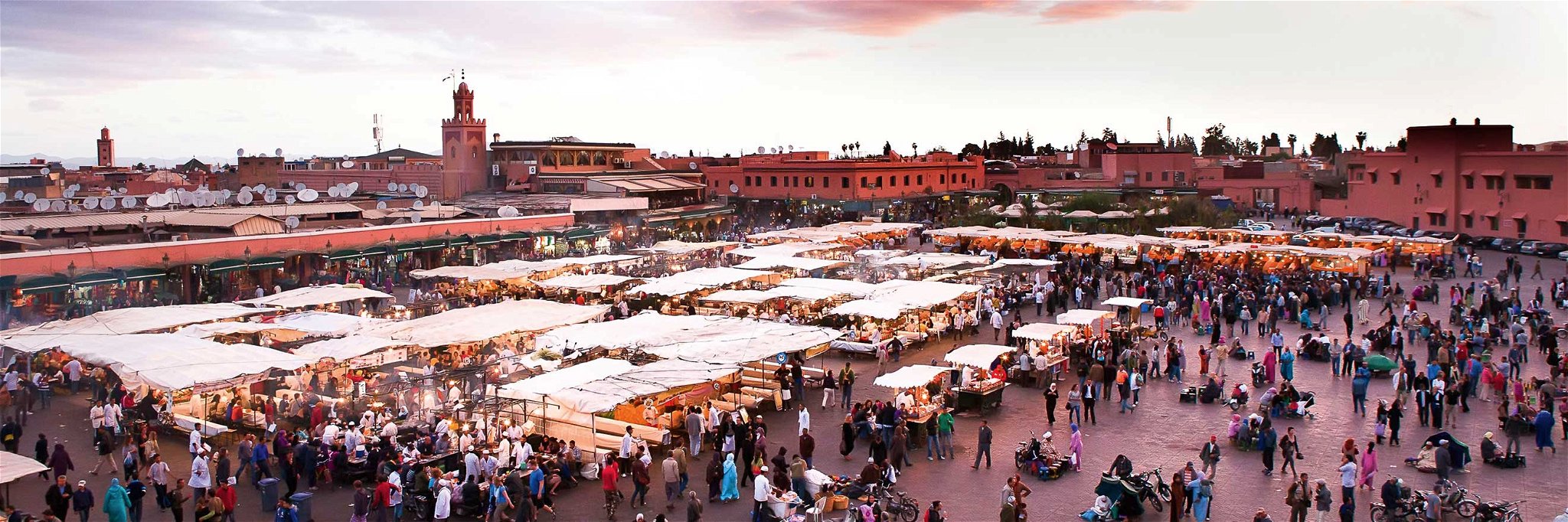 Der Marktplatz Djemaa El Fna mutiert abends zum pulsierenden Streetfood-Spot.