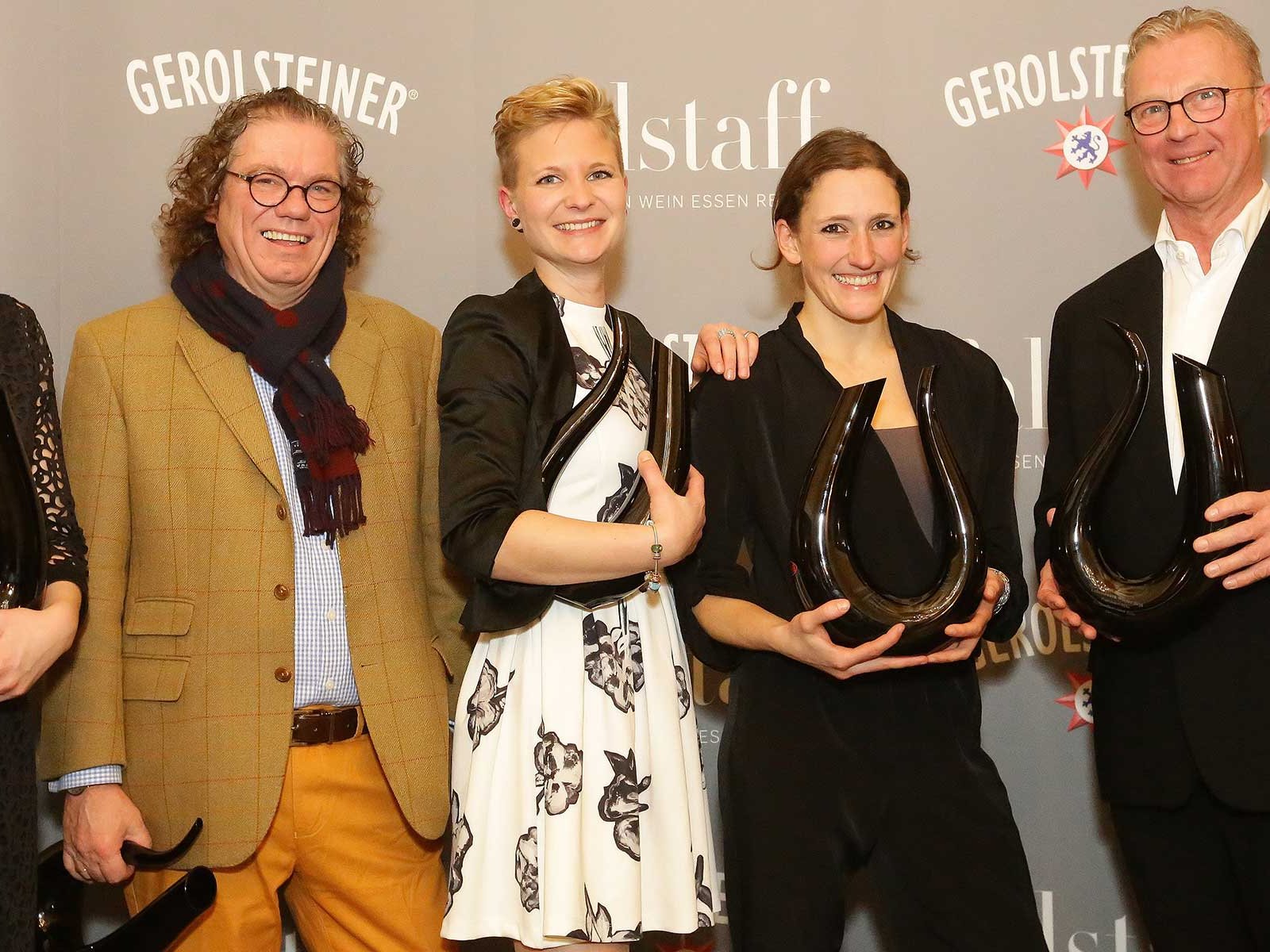 And the winners are (v.l.): Victoria Lergenmüller (Newcomerin des Jahres), Ernie Loosen (Weinbotschafter des Jahres), Nina Mann (Sommelière des Jahres), Theresa Breuer (Winzerin des Jahres), Jakob Peter Kühn (Lebenswerk)