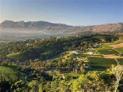 Die pittoreske Weinlandschaft bei Constantia Glen in Constantia. Hier im Süden von Kapstadt nahm der südafrikanische Weinbau seinen Anfang.