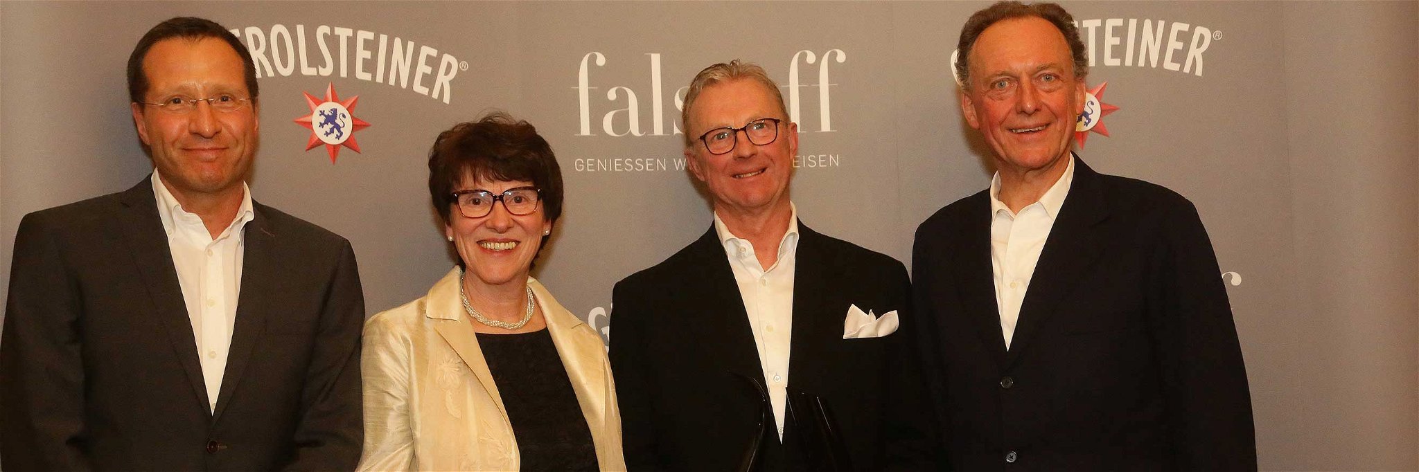 Falstaff Herausgeber Christoph Teuner, Angela und Peter Jakob Kühn mit Laudator Alois Lageder.