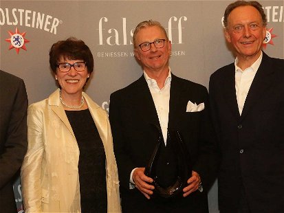Falstaff Herausgeber Christoph Teuner, Angela und Peter Jakob Kühn mit Laudator Alois Lageder.
