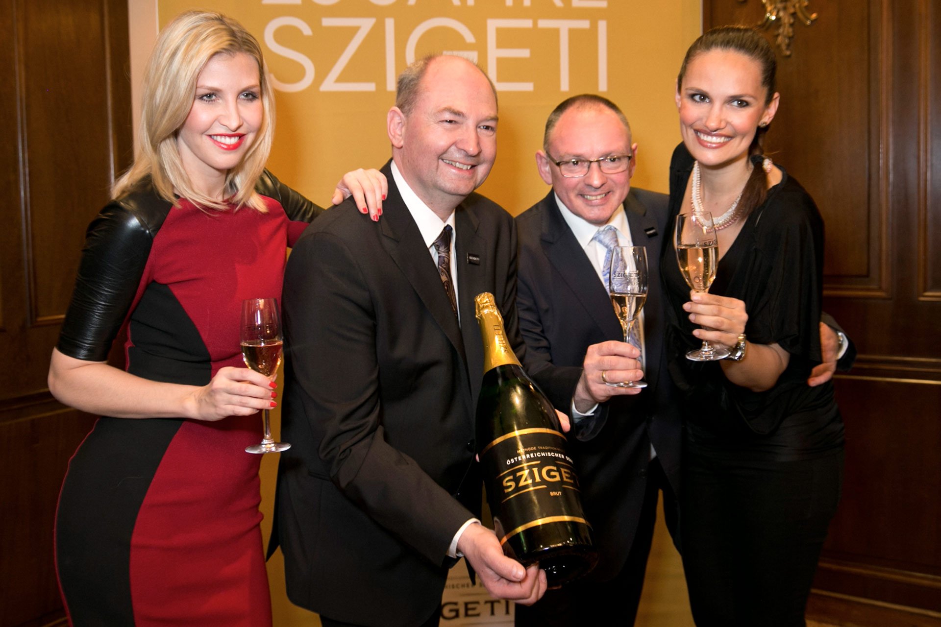Cathy Zimmermann (links) und Ex-Miss-Austria Tanja Duhovich (rechts) gratulieren den beiden Jubilaren Norbert &amp; Peter Szigeti.