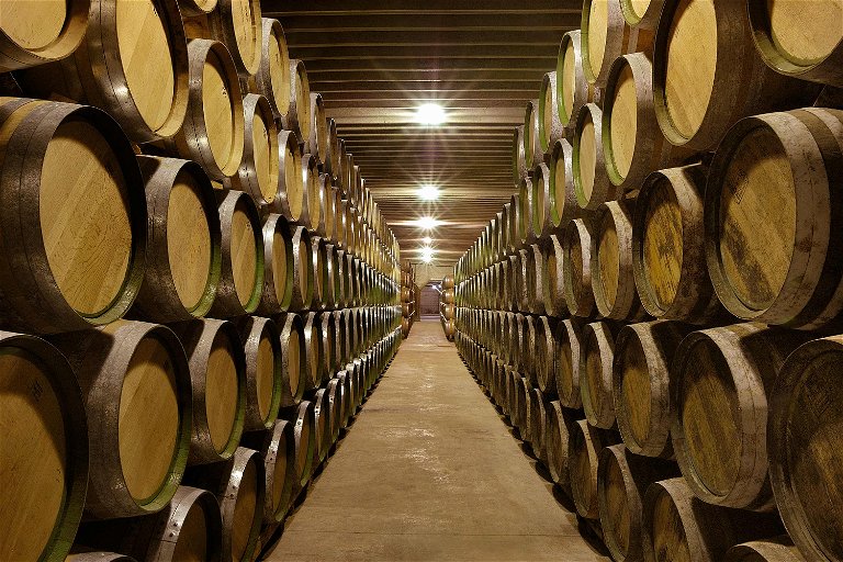 Fass auf Fass auf Fass: Typischer Weinkeller in der Rioja