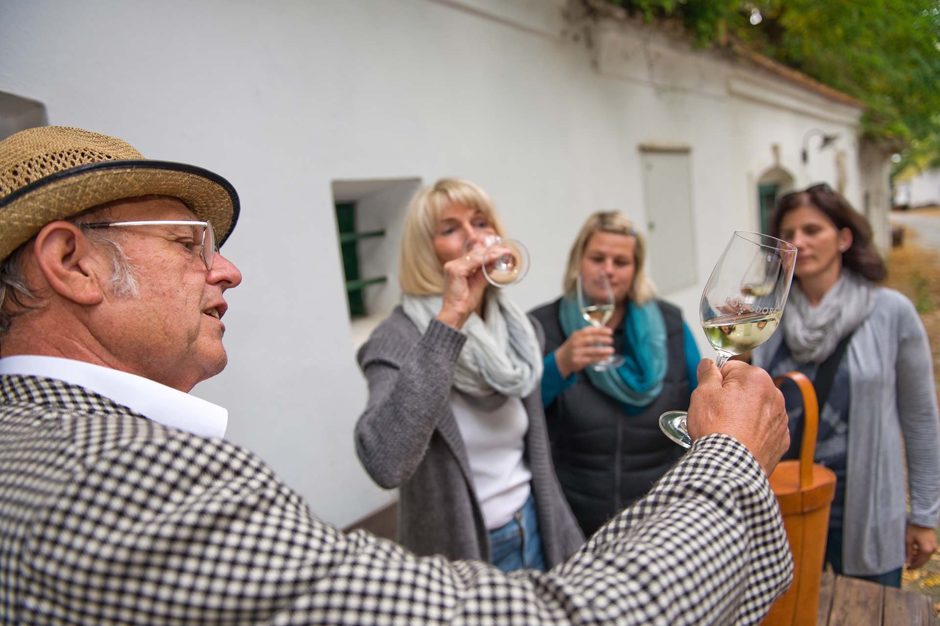 Wein und Christentum: Vino Versum Poysdorf zeichnet in WEIN+TRAUBEN Welt vielfältige Beziehungen nach.