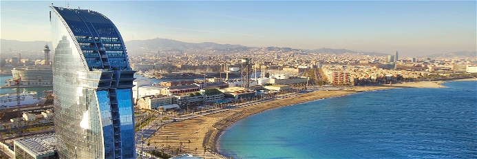 Stadt und Strand: Barcelona vereint beides. Links im Bild: das Luxushotel »W«.