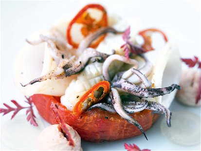 Farbenspiel à la Tanja Grandits: Calamaretti-Tomate-Focaccia Salat.