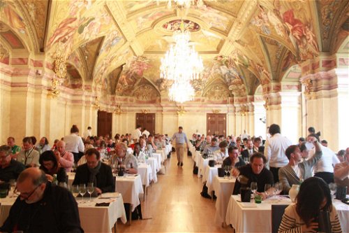 Eines der Highlights der VieVinum fand bereits am Freitag dem 2. Juni statt – eine historische Salon-Vertikale von 1988 bis 2009 im Palais Niederösterreich.