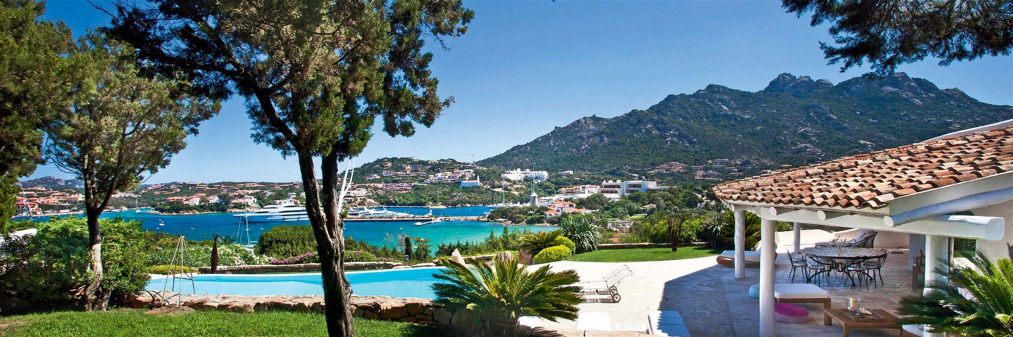 Interieur und Exterieur in perfektem Einklang: Villa an der Costa Smeralda auf Sardinien