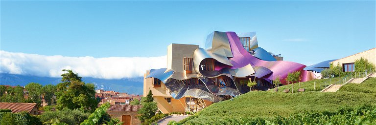 Modern und stylisch: die Bodegas Marqués de Riscal in Elciego, erbaut vom Architekten des Guggenheim Museums in Bilbao, Frank O. Gehry.