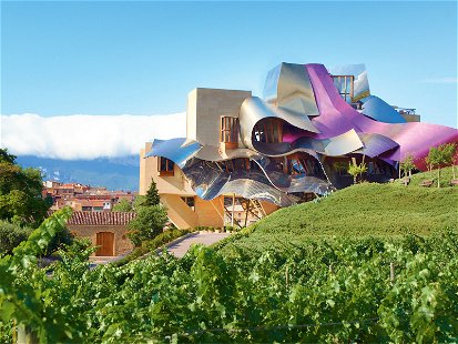 Modern und stylisch: die Bodegas Marqués de Riscal in Elciego, erbaut vom Architekten des Guggenheim Museums in Bilbao, Frank O. Gehry.