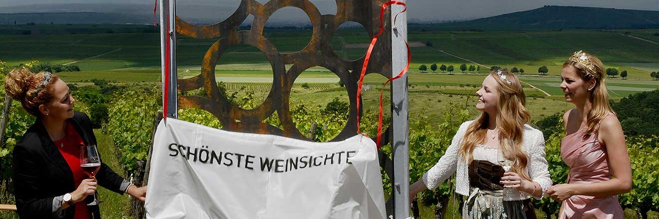 In Rheinhessen wurde die erste Weinsicht mit einer Stele versehen.