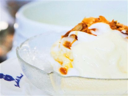 Klassisches französisches Dessert: Eischneenocken Oeufs à la neige.