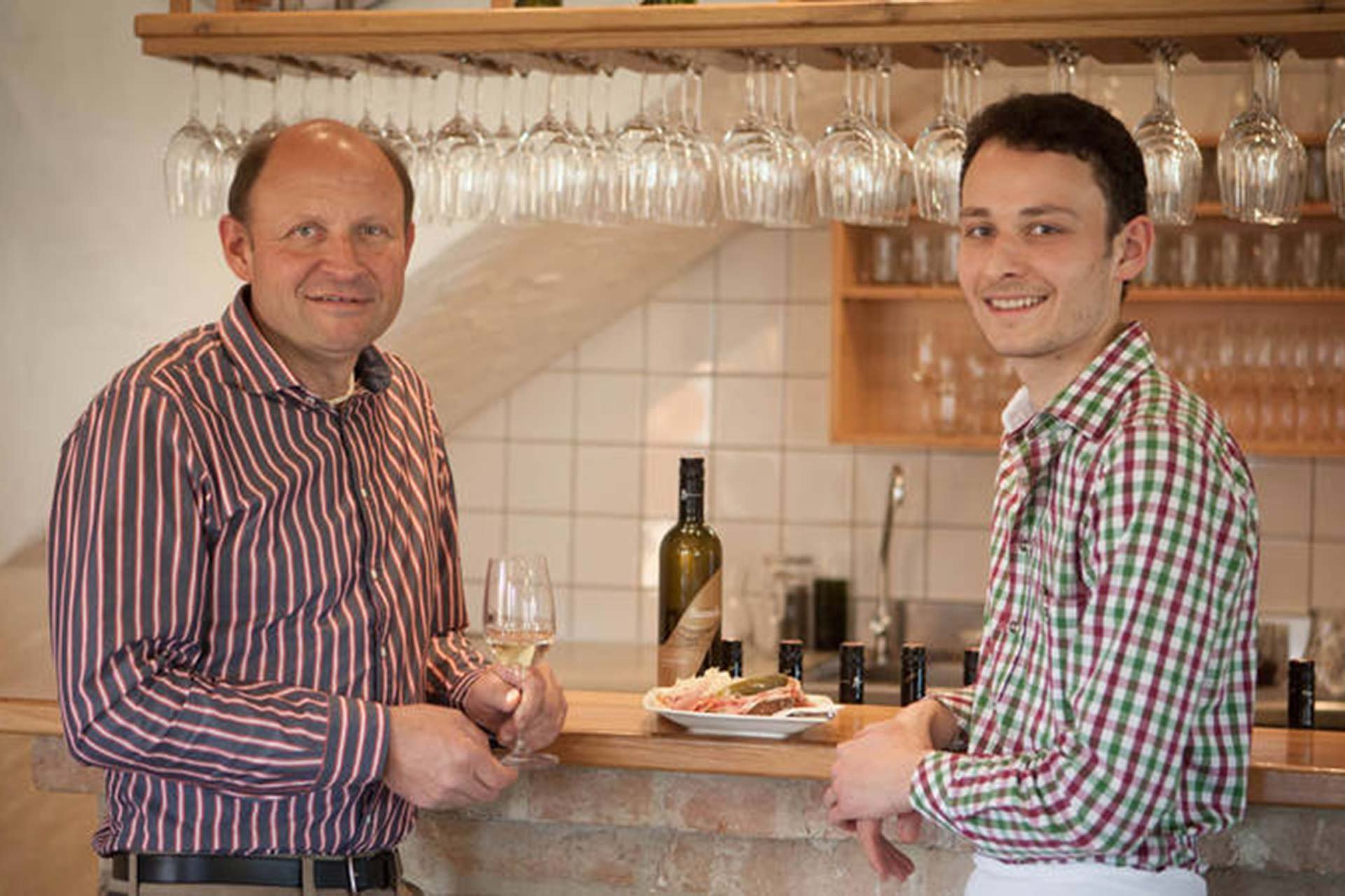 Karl und Roman Neustifter empfangen Sie in der Wein-Küche