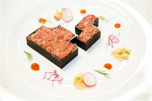«Steak Tartris»: In gedruckten Tetris-Formen serviertes Beef Tatar, eingelegte Zwiebeln, Tomaten-Paste und Gemüse.