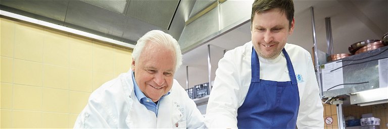 Spitzenköche am Herd Im berühmten Münchener ­«Königshof» kocht Eckart Witzigmann mit ­seinem ehemaligen ­Schüler Martin Fauster (rechts).