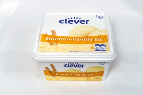 8. CLEVER Bourbon-Vanille Eis - 85 Punkte€ 2,49 für 2500 ml (€ 1,–/l),&nbsp;u. a. Billa,&nbsp;www.billa.atSehr hell, weißgelb. Dezente Vanillearomatik. Wirkt etwas fettig am Gaumen, cremig, ausgewogene Süße, leichter Karamellgeschmack im Nachhall.