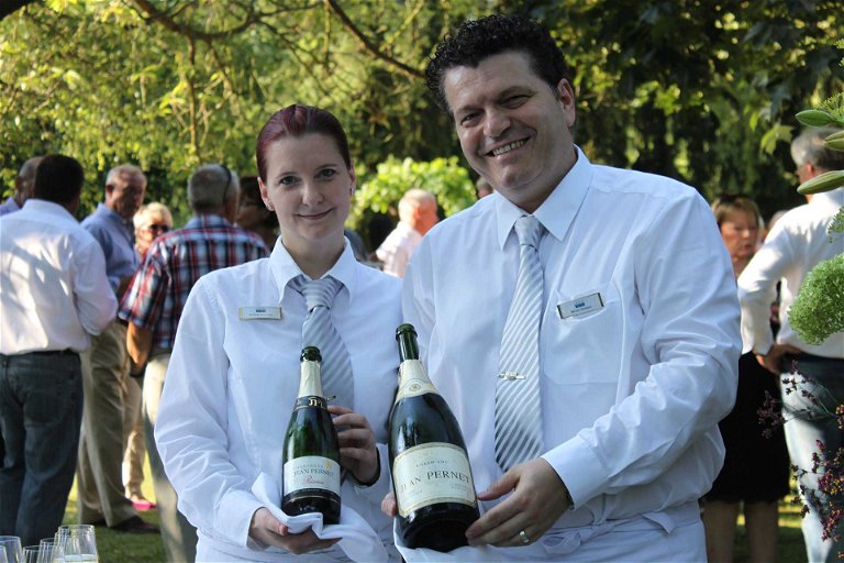 Den Gewinnern winkt ein Gewinn in Gestalt von Champagner von Jean Pernet in Jéroboam und Magnum Flaschen.