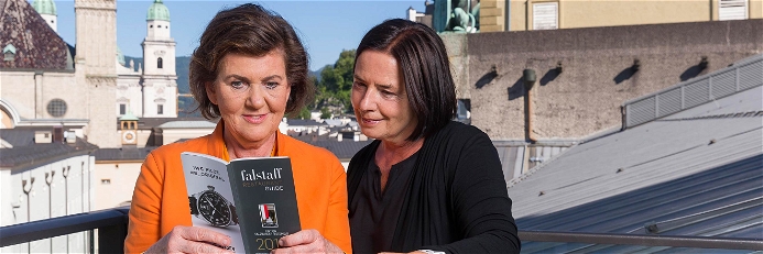 Festspiel-Präsidentin Helga Rabl-Stadler mit Ilse Fischer, Chefredakteurin des Falstaff Restaurantguide Edition Salzburger Festspiele.