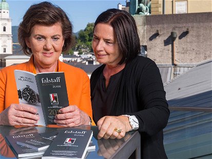 Festspiel-Präsidentin Helga Rabl-Stadler mit Ilse Fischer, Chefredakteurin des Falstaff Restaurantguide Edition Salzburger Festspiele.