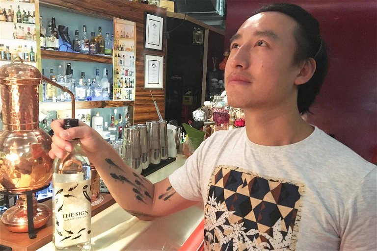Zuo mit seinem Gin auf Kartoffel-Basis - Man beachte die Tattoos, die sich am Etikett fortsetzen!