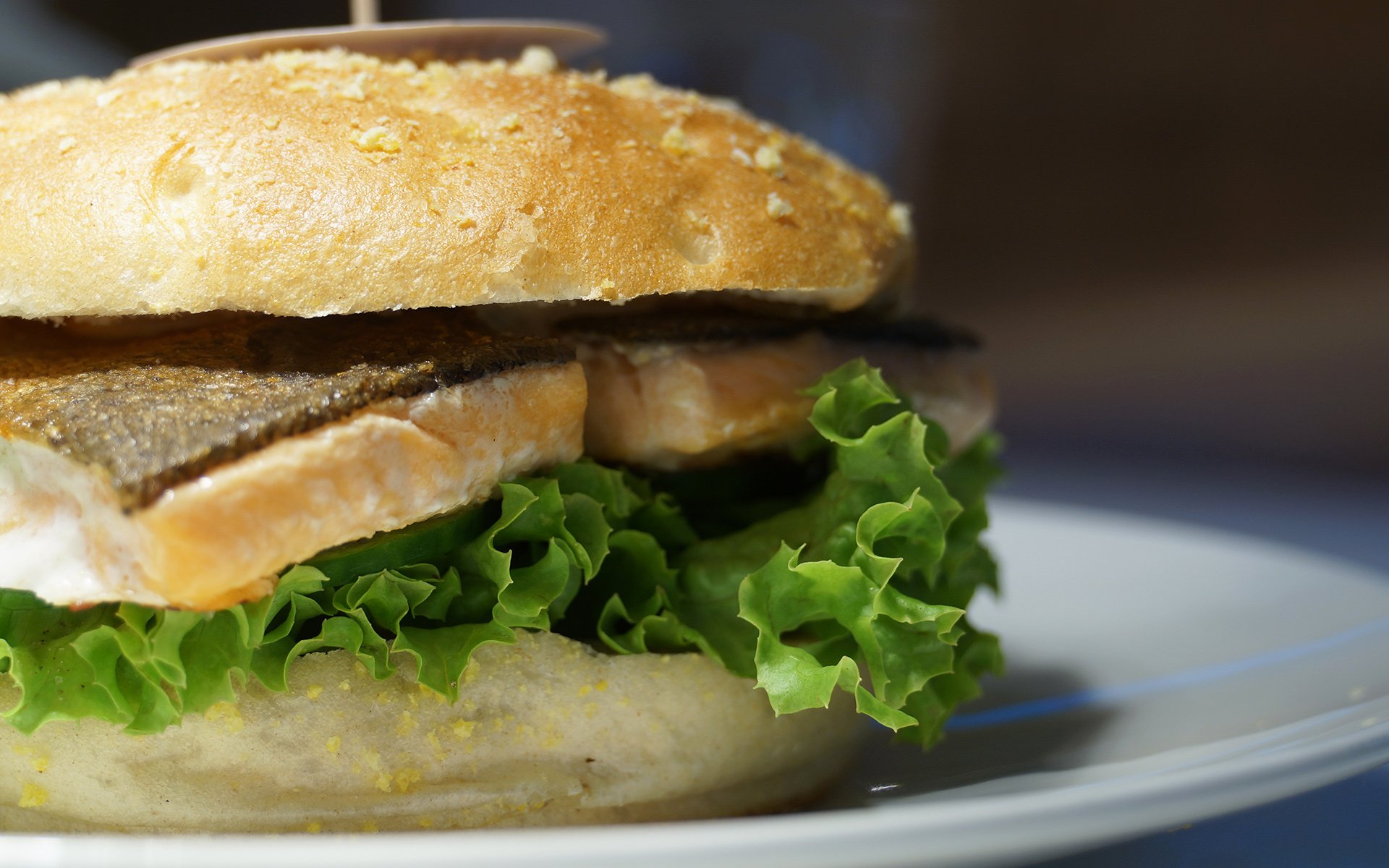 Der Seeburger wird in der »Burgerei« mit Filet von der Lachsforelle zubereitet. 