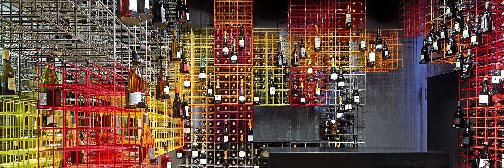 Weinhandlung Kreis, Stuttgart. Aus dem fehlenden Lagerplatz entstand die Idee dieses modularen Systems.