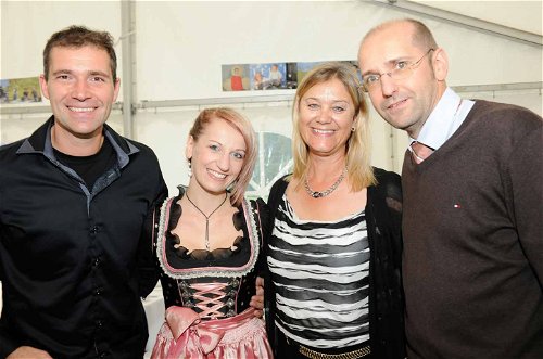 Erich und Bettina Scheiblhofer mit Evi Wolf, Inhaberin Hotel Post - Ischgl und Wein &amp; Co Einkäufer Martin Feichtner