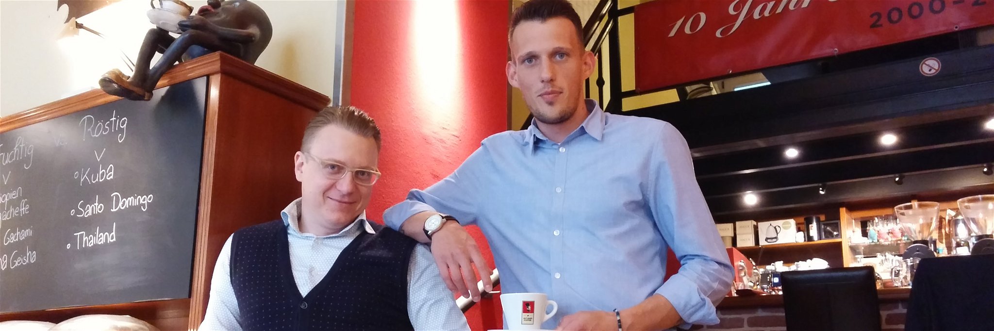 Patrick Hopf und Daniel Kellner bei der Verkostung einer eigenen Mischung der Kaffeerösterei Alt Wien.