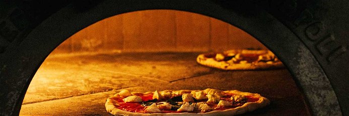 Pizza aus dem Holzofen im Kölner »485°«.