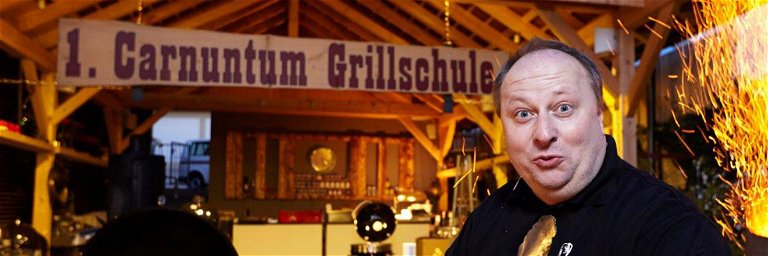 Lernen vom Profi: Adi Bittermann, Grillweltmeister 2015, steht bei seinen Grillkursen persönlich mit Rat und Tat zu Seite.