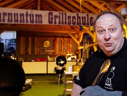 Lernen vom Profi: Adi Bittermann, Grillweltmeister 2015, steht bei seinen Grillkursen persönlich mit Rat und Tat zu Seite.