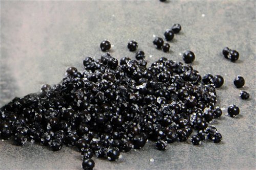 Fermentierter PfefferIngo Holland fermentiert schwarze&nbsp;Pfefferkörner mit Salz – das Ergebnis ist eine mässige, aber hoch aromatische Schärfe, die sowohl Wild- als auch Fischgerichte abrundet.Foto beigestellt