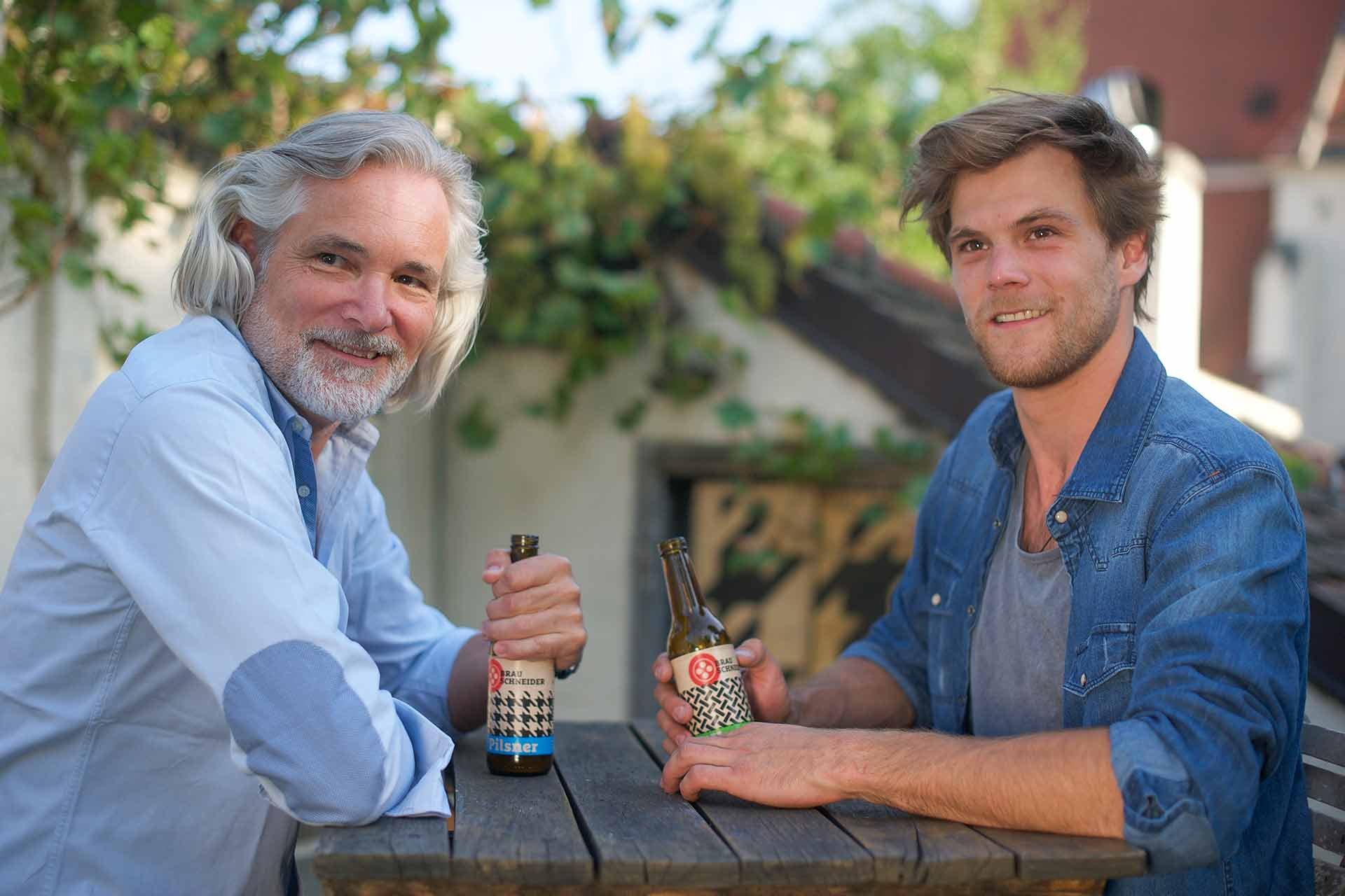 Michael und Felix Schneider mit ihren Bieren mit markantem Flaschendesign.