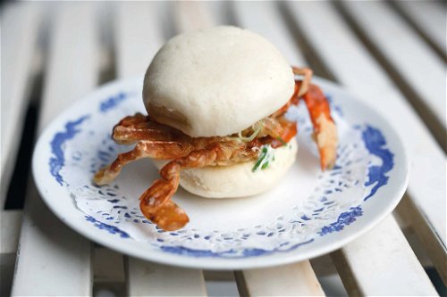 Ein Highlight im »Sansho« ist das Sandwich aus Hefeteig, das mit einer Soft-shell-Krabbe gefüllt wird.