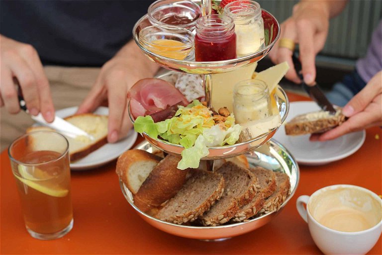 Frühstücks-Étagere im «Café Frühling» 