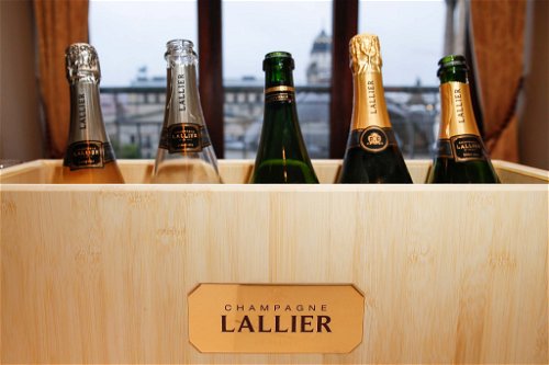 Champagne Lallier.