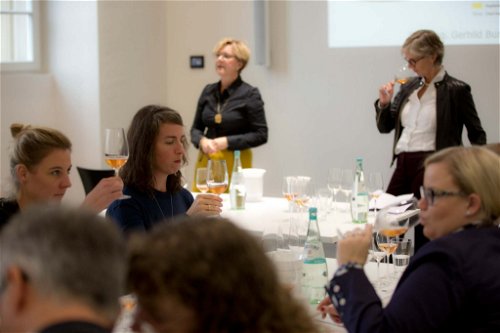 Gerhild Burkard und Astrid Zieglmeier (Fachbereichsleitung Gastronomie der IHK-Akademie München) führten durch die Champagne-Seminare.