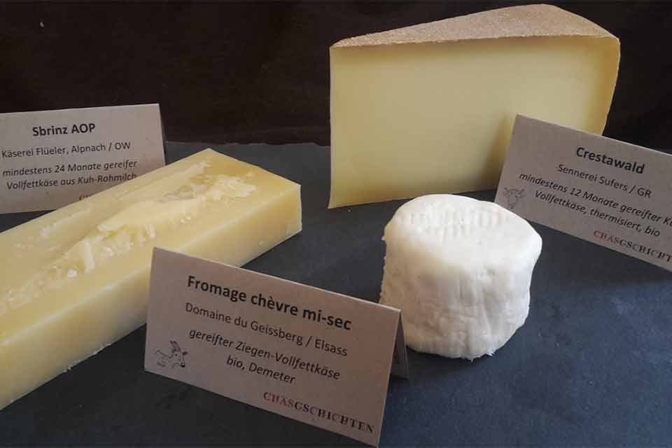 Hier sind drei verschiedene Käsesorten aus dem Elsass, Graubünden und Obwalden zu sehen. Dies sind nur drei der 18 Produzenten, die mit «Chäsgschichten» zusammen arbeiten.