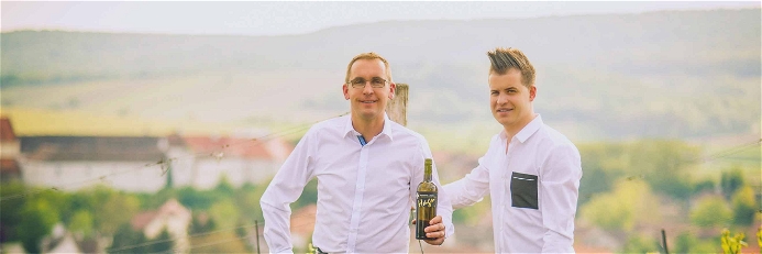 Leo und Wolfgang Hagn mit ihrem Wein