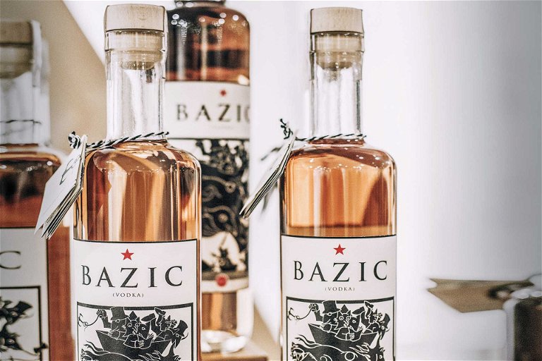 Der «Bazic Vodka» wird sechs Monate in Eichenfässern gelagert.