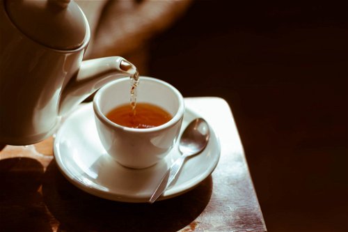 Welche Getränke werden im engeren Sinne als Tee bezeichnet?Streng genommen, werden nur jene Getränke als Tee bezeichnet, die aus dem Aufguss von getrockneten Bestandteilen der Teepflanze (Camellia sinensis) mit heißem Wasser entstehen. Dazu zählen Grüner, Schwarzer, Weißer, Oolong und Pu Erh Tee. Im deutschsprachigen Raum spricht man aber auch bei Aufgussgetränken aus anderen Pflanzen (Kräutern- und Früchten) von Tee, in der Fachsprache heißen sie teeähnliche Aufgussgetränke (international »infusions«).