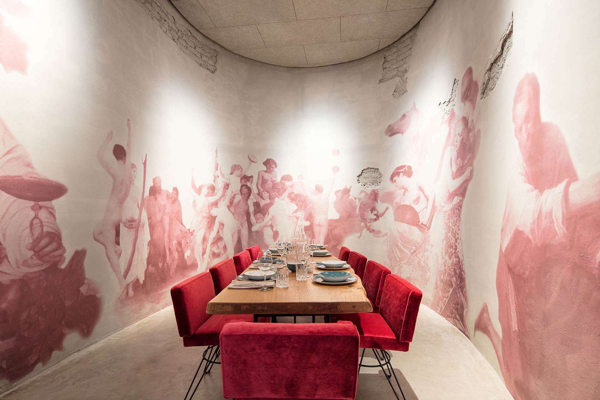 Im Restaurant-Bereich nimmt der Gast auf »Pinot-Noir-roten« Samt-Stühlen Platz, die&nbsp; eigens für Wein &amp; Co kreiert und vom Wiener Traditionsunternehmen Wittmann umgesetzt wurden. 