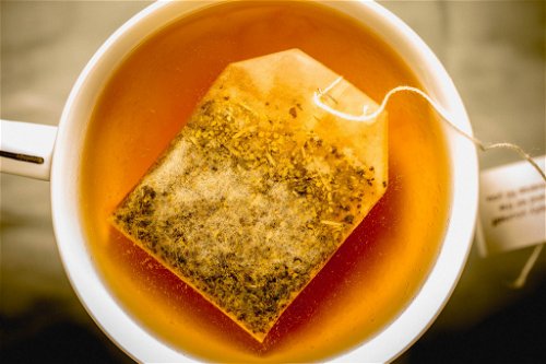 Ist loser Tee hochwertiger als Beuteltee?Nein! Der Unterschied liegt im verwendeten Blattgrad, dieses ist beim Beuteltee deutlich feiner, was aber auf die Qualität keine Auswirkung hat. Entscheidend sind die Herkunft des Tees sowie die richtige Zubereitung.