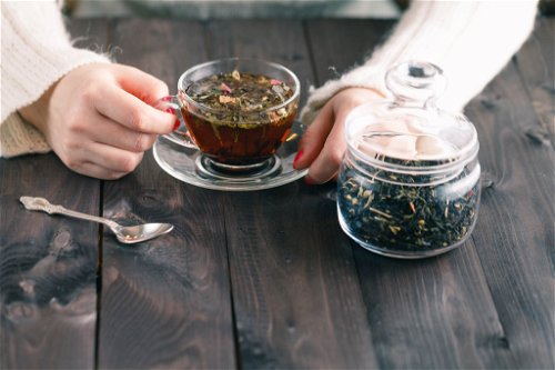 Wie gesund ist Tee?Um Tee ranken sich viele Mythen. Fakt ist, Tee enthält je nach Sorte eine Vielzahl von Inhaltsstoffen, die positive Effekte für Körper und Psyche haben:Polyphenole: Radikalfänger, die wichtig für das Immunsystem sind und eine starke antioxidative Wirkung haben.Fluorid: stärkt den Zahnschmelz und schützt vor KariesÄtherische Öle: Duft und Aroma wirken wohltuend auf Körper und GeistKoffein: anregende Wirkung auf den Körper
