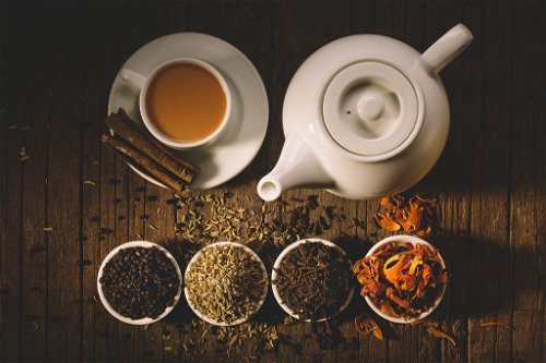 Warum kann Tee anregend und beruhigend wirken?Das Koffein aus Tee wirkt anders als wie jenes aus Kaffee. Im Tee ist das Koffein an Polyphenole gebunden, weshalb das Koffein auf das zentrale Nervensystem (und nicht wie beim Kaffee über den Blutkreislauf) wirkt. Dieses wird langsamer abgebaut, die Wirkung hält dafür länger an. Tee regt also an, aber nicht auf. Ähnlich wie beim Kaffee variiert auch beim Tee der Koffeingehalt, je nach Sorte und Zubereitungsart, wobei damit im Fall von Tee die Ziehdauer gemeint ist. Dies hat vor allem beim Schwarztee Auswirkungen, da sich zuerst das Koffein löst und dann die Polyphenole. Je länger Schwarztee zieht, desto mehr überlagern die Polyphenole das Koffein, der Tee wirkt damit eher beruhigend als anregend. Prinzipiell enthält Matcha-Tee das meiste Koffein, da hier nicht nur ein Aufguss, sondern die gemahlenen Teeblätter mitgetrunken werden.