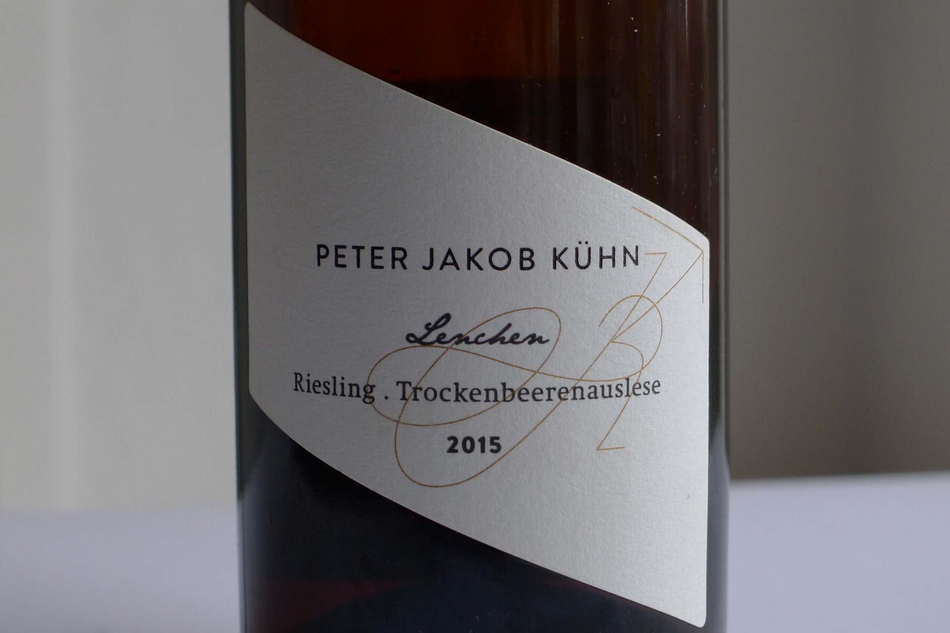 Die 2015er Oestricher Lenchen Trockenbeerenauslese des Weinguts Peter Jakob Kühn.