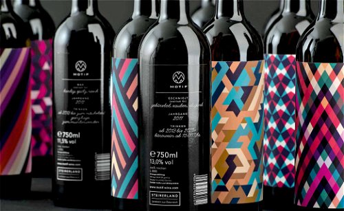 Motif – «fine art &amp; wine» Das Weinprojekt MOTIF (Weingut «Muster Gamlitz» und Kreativschmiede «En Garde»): Die ­Etiketten spiegeln Geschmack und Geruch der Weine wider.