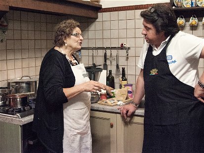 Alexander Dressel in der Küche mit Silvana Ghillani 