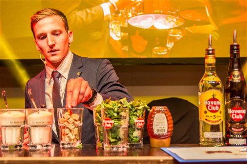 Lukas Hochmuth, der Gewinner des Havana Club Cocktail Grand Prix 2013 und Barmanager im »The Ritz-Carlton&nbsp;Vienna«, mixt hochwertige Drinks aller Kategorien bei der Pernod Ricard Austria Bar!