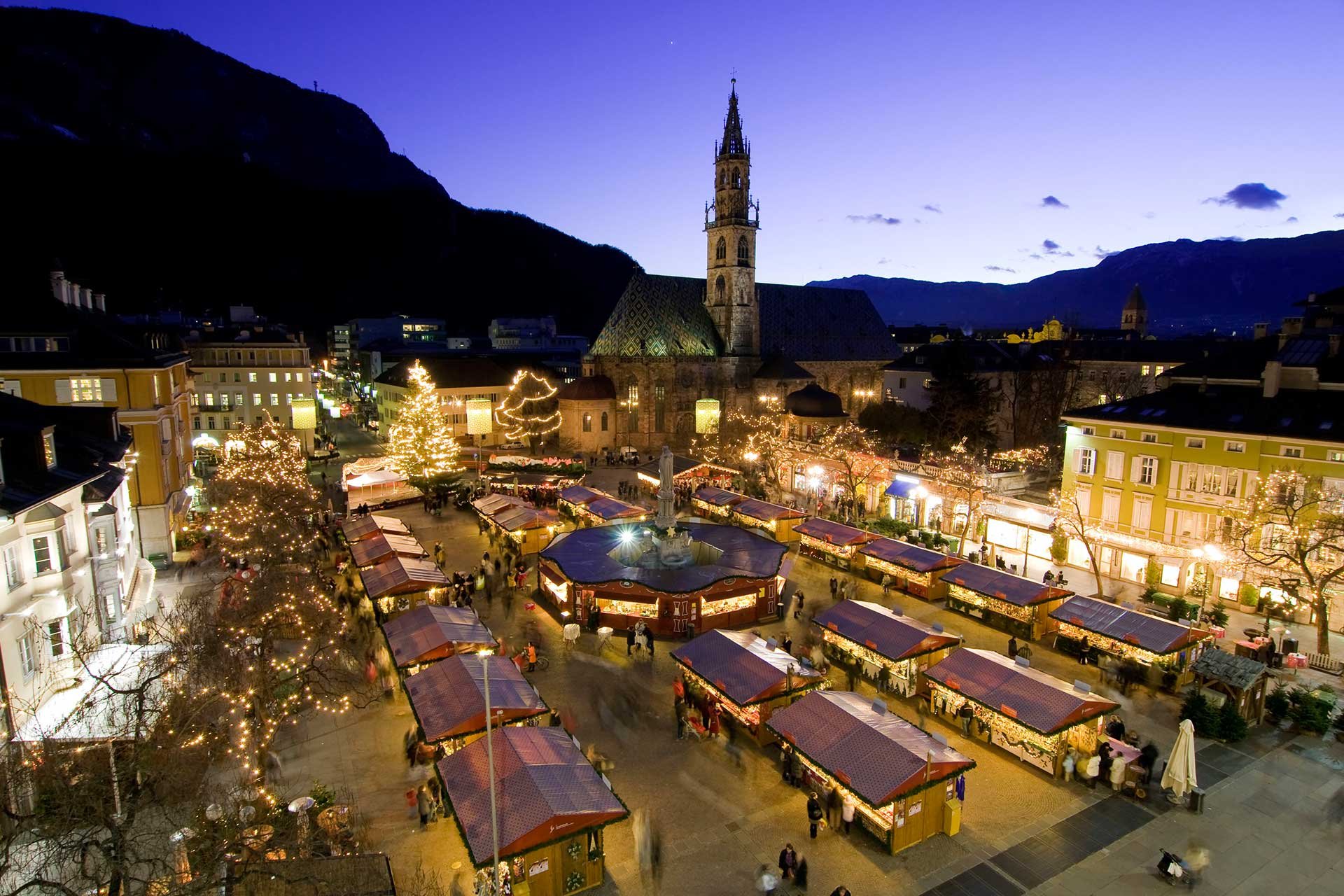 Der Bozner Christkindlmarkt am Waltherplatz ist der bekannteste Weihnachtsmarkt des Landes und ein beliebter Anziehungspunkt für Gross und Klein.